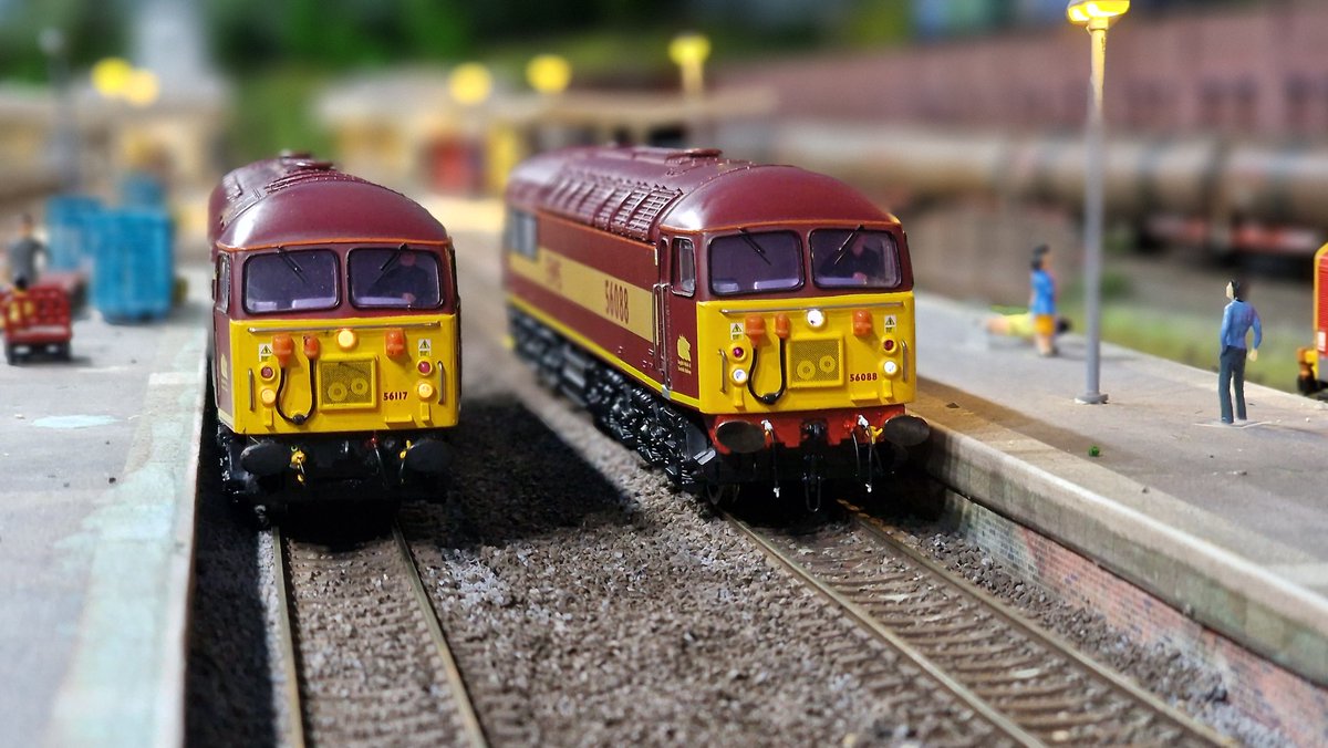 JonLawton10's tweet image. Late 1990s. Still the 56s doing what they do best, but now 56088/117 carrying EWS livery. Massive apologies for poorly dubbed sound. 😕
#TwitterModelTrainShow