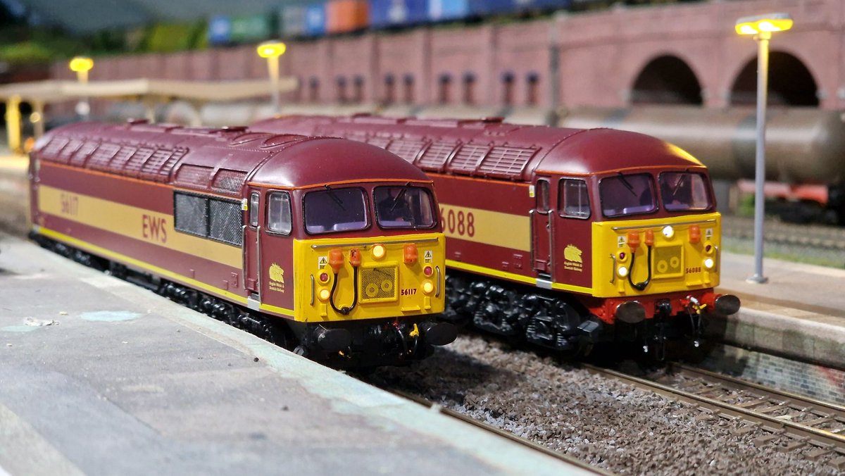 JonLawton10's tweet image. Late 1990s. Still the 56s doing what they do best, but now 56088/117 carrying EWS livery. Massive apologies for poorly dubbed sound. 😕
#TwitterModelTrainShow