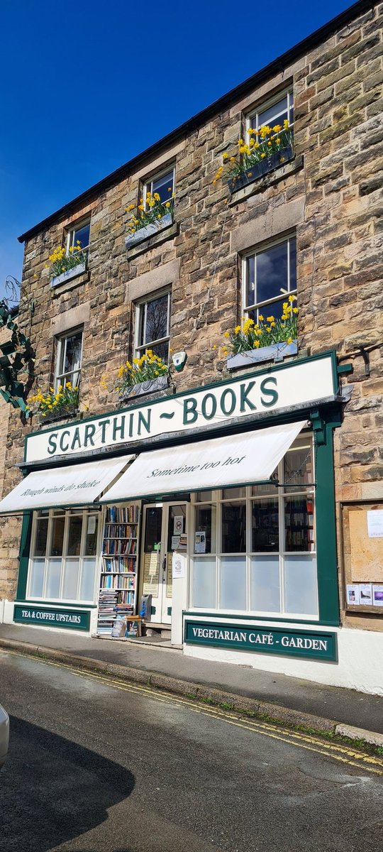 A sunny visit to Scarthin Books yesterday. The window boxes are full of Spring every year! @scarthinbooks #derbyshire #cromford