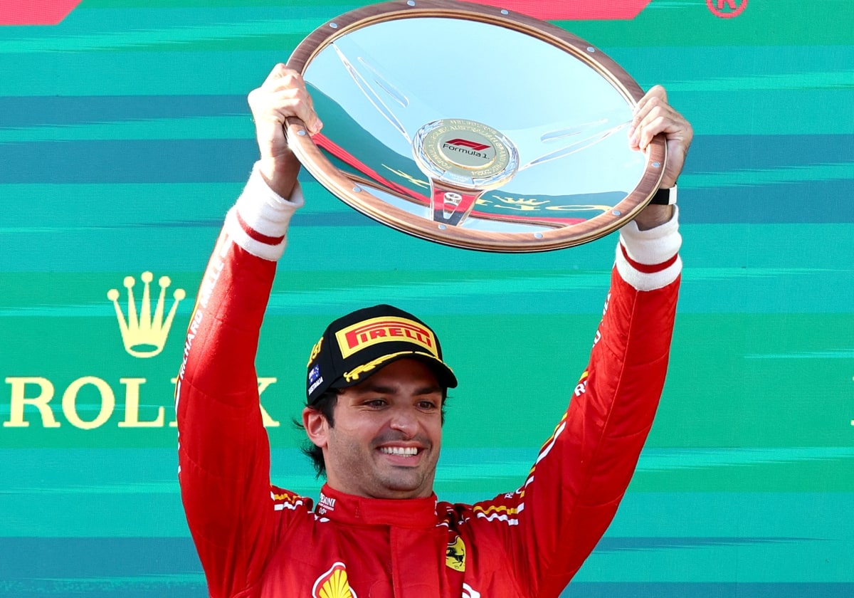 nataliargsz's tweet photo. Don Carlos Sainz Vázquez de Castro, el único piloto que ha ganado carreras estas dos temporadas sin ser de red bull y que llega después de una apendicitis a marcarse un P1 y que los de Ferrari se arrepientan de la decisión de mierda que han tomado echándolo. COJONES DE TORO🐃🇪🇦 https://t.co/mecB3hntLf