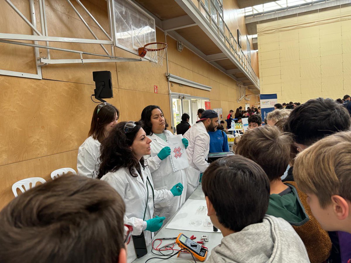 ⚡️🧪☀️Memories from #firujiciència, a dissemination day plenty of science in accesible way! @inam_uji @UJIuniversitat It was so fun to show our #perovskite materials and devices to a broad audience, thank you organisers! @ElCarraixet 👉More pictures here: @moraserogasgroup 📸