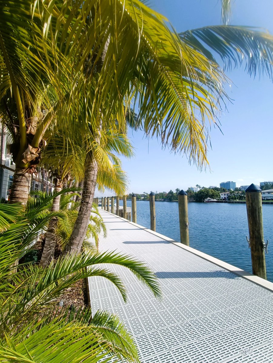 Stroll through paradise all spring long at #grandbayharbor. buff.ly/2RQ1wVF

#paradisefound #springtime #hellospring #palmtrees #miamihotel