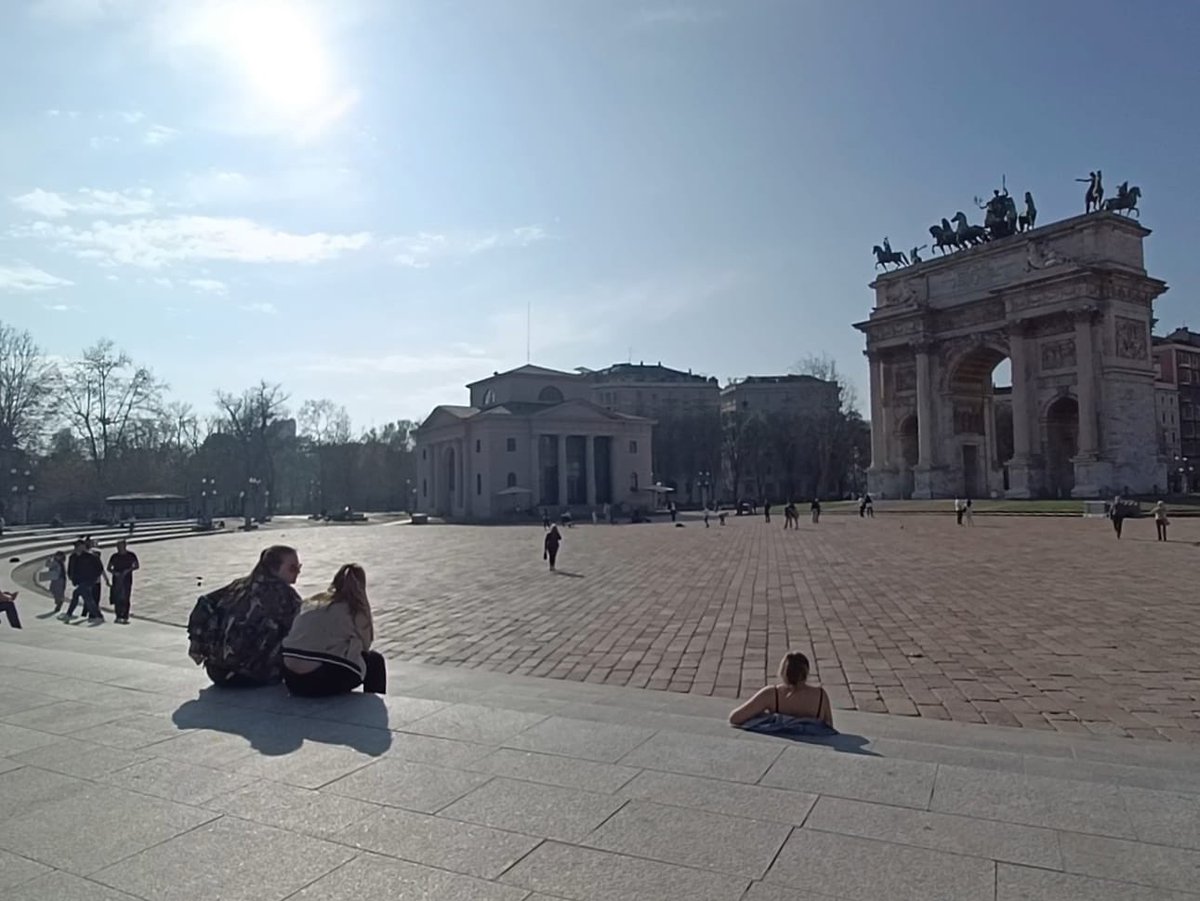 Ricordo che bussa sul cellulare di Giulia e stesso scatto fatto quattro anni dopo. Una vita fa, quella vita lì, ma che effetto fa rivederla #lockdown