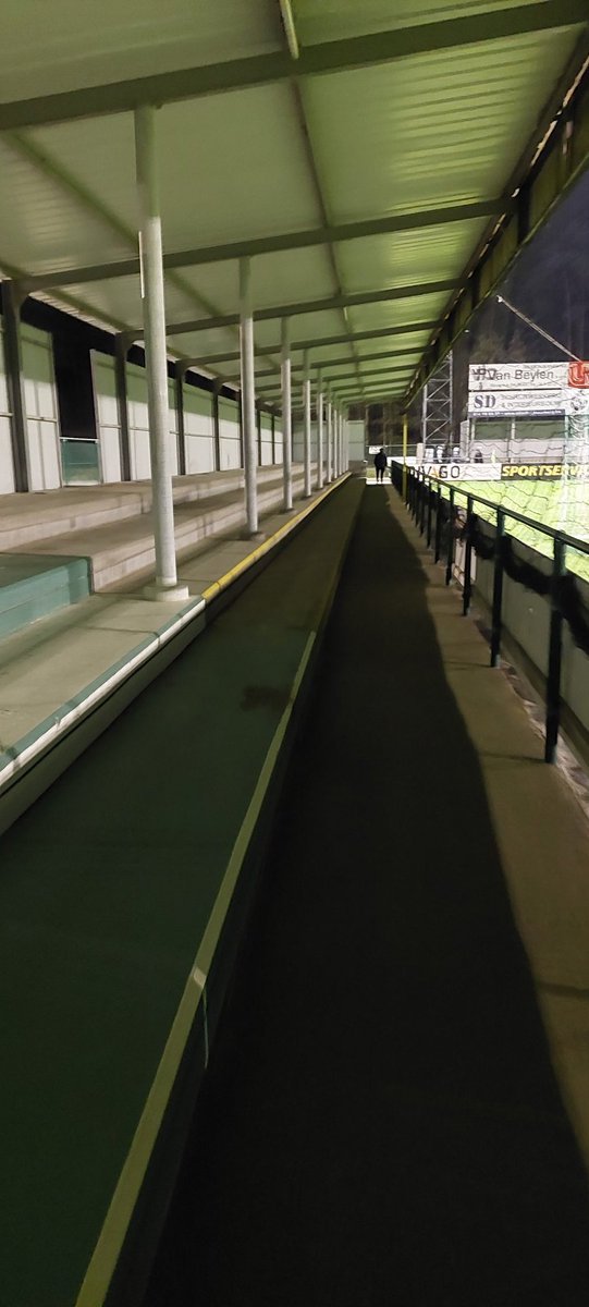 AJBijl's tweet photo. Afgelopen week naar Dessel Sport tegen Hoogstraten in een doordeweekse speelronde van de 1e Nationale geweest. Een 2-0 overwinning voor de thuisploeg in het Armand Melis Stadion. Een ticket aan het loket kopen voor de staanplaatsen blijft mooi! #groundhopping https://t.co/swk4h2xDzb