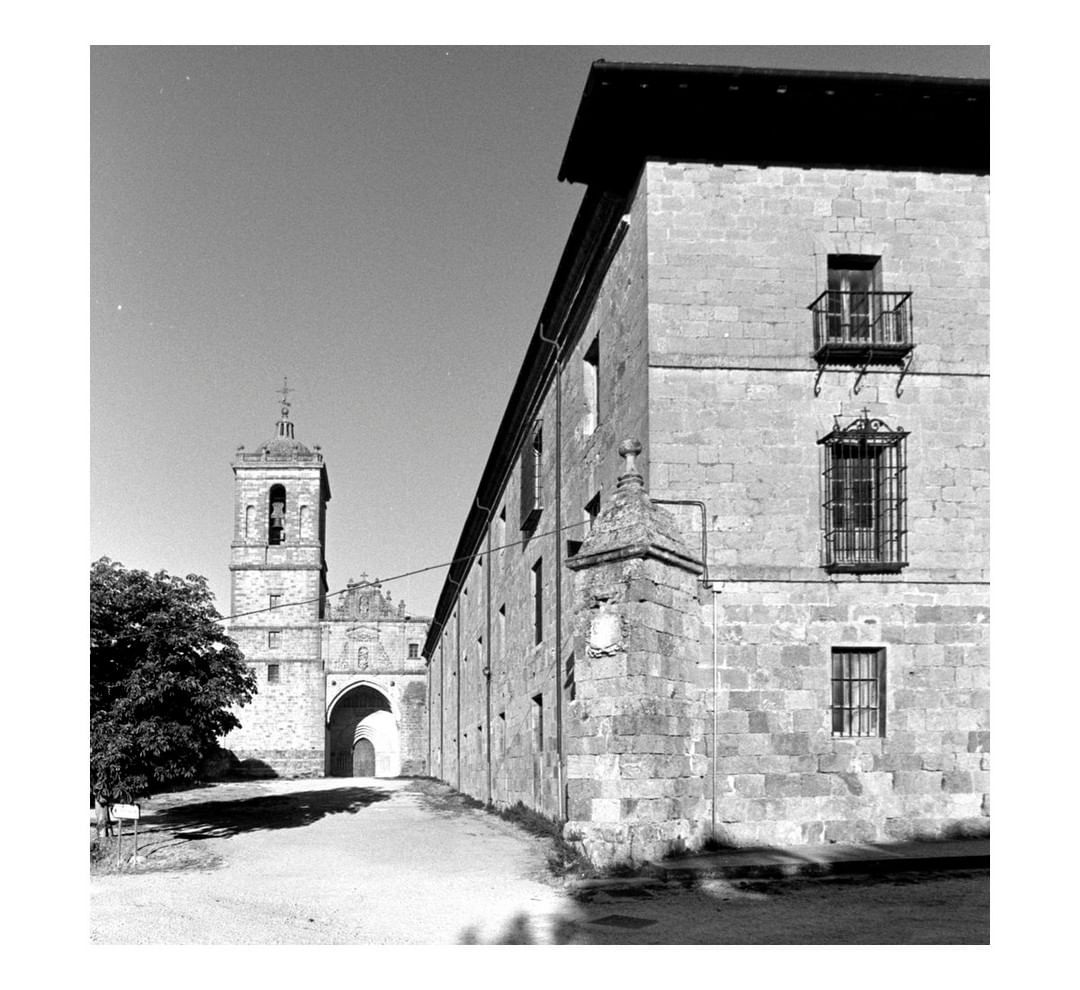 Esta foto de @izku___(Insta) nos lleva a tiempos pasados recordando la importante historia e innumerables vivencias tras los muros del Monasterio de Irache, en Ayegui.
¿Quieres visitarlo? Monasterioa bizitatu nahi?
MI-D: 10-13:30h y de 16 a 19h; acceso libre.
#TierraEstellaMaitia