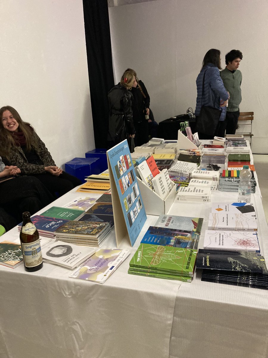 Die #lyrikbuchhandlung 2024
<a href="/buchmesse/">Leipziger Buchmesse</a> 

Es war sehr schön in Leipzig und in der <a href="/galerieKUB/">Galerie KUB</a> 📚🎤!

#hochrothveranstaltungen 
#unabhängigerverlag 
#lyrik