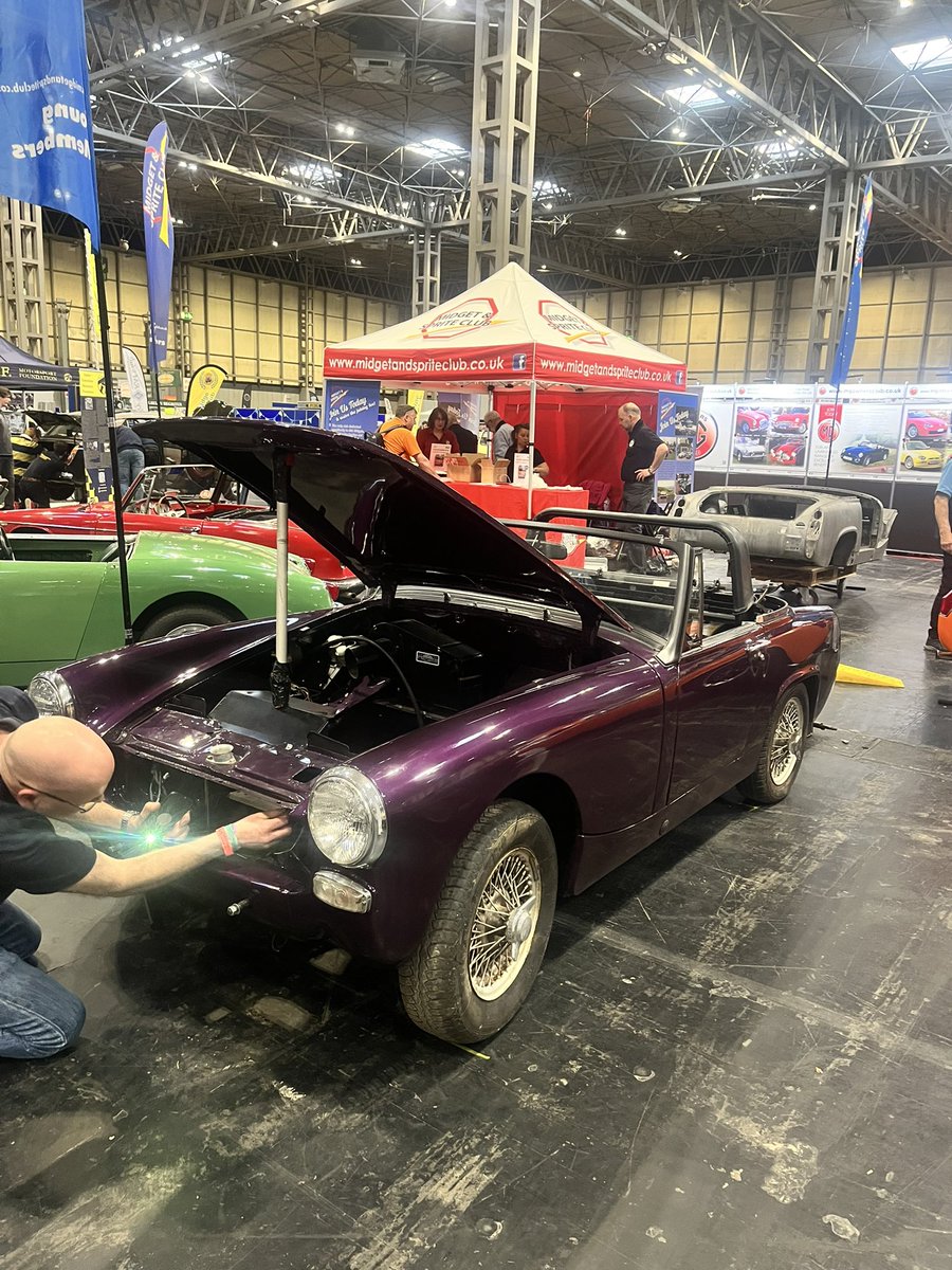 Check out our final live restoration of the day with the Midget and Sprite Club! 🛠️ With the help of master mechanic @AntAnstead, they tackled a range of tasks. From dashboard work on the Mark IV to a complete rebuild of the front brakes on a Midget! 🚗