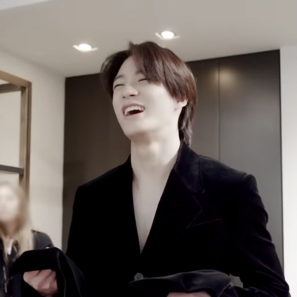 ‘เบบี๋ ยูไปไหนมา?’

‘ไอไปซื้อน้ำให้ยู เมื่อกี้ได้ยินยูบ่นหิวน้ำ’

‘ไอพูดกับตัวเองเฉย ๆ สามีไอน่ารักจัง’

‘ก็เมื่อภรรยาของผมหิวน้ำ ผมก็ต้องไปซื้อน้ำให้ภรรยา ไปครับเมีย’

‘โอ้ย ยูเลิกพูดแบบหน้านิ่ง ๆ ได้มั้ย ไอขำนะ’
