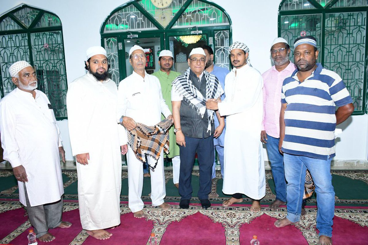 IrfanmbaA's tweet image. Professional from different domains invited me for a Iftaar at Bharatnagar Kukatpally.  Feeding around 800 people of all faiths daily in the  month of #Ramadan. #professionalsforprogress

@ProfCong @pravchak @RahulGandhi @DeepaDasmunsi @revanth_anumula