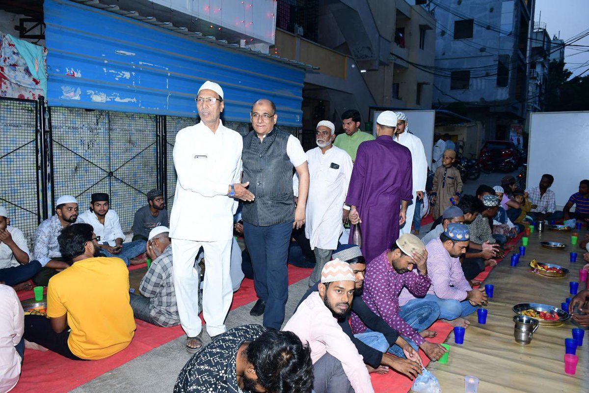 IrfanmbaA's tweet image. Professional from different domains invited me for a Iftaar at Bharatnagar Kukatpally.  Feeding around 800 people of all faiths daily in the  month of #Ramadan. #professionalsforprogress

@ProfCong @pravchak @RahulGandhi @DeepaDasmunsi @revanth_anumula