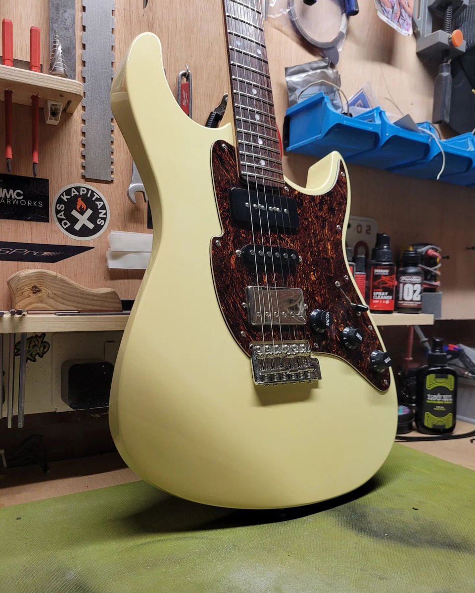 ‘Tonight’s guitar is this Fret King Corona Custom. This has some wilkinson ez lok tuners that hold remarkably well! Setup low on 10-46s’ Jason Crisp 

Why Your Next Guitar Is A Fret-King.

instagram.com/jmcguitarworks