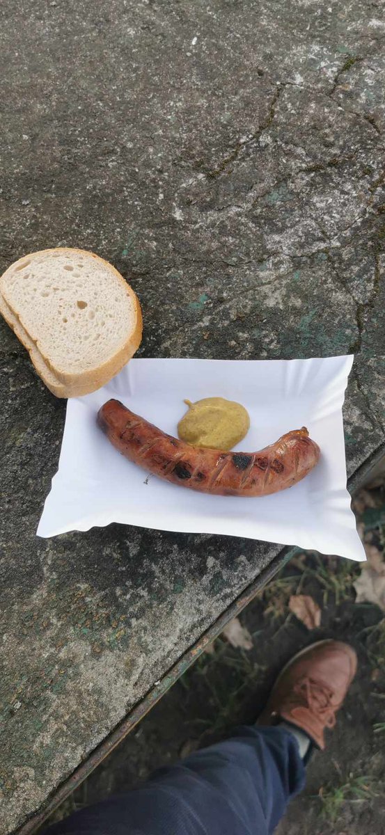 FutbolNaTak's tweet photo. Nadrabiamy braki donosowe. Nasz otwocki korespondent @matbionek wizytował dziś mecz okręgówki warszawskiej pomiędzy Promnikiem Łaskarzew i @pks_radosc. Murawa była idealnie zwałowana, ale to wystarczyło jedynie do remisu 1-1. Tradycyjnie jak to w Serbii, gryl był grany 👌 Dzięki! https://t.co/bM3e0oeQ79