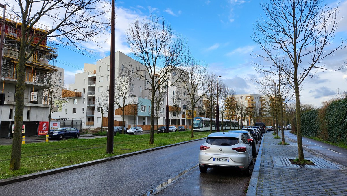 This is what a lot of suburban France looks like nowadays : a mix of postwar single-family 'pavillonaire' clusters, the 1960-70s ZUP social housing cluster, and a modern developing ZAC made of varied typologies of mid-rises, all along a new tramway line.