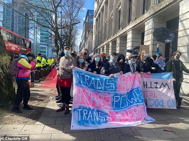 #BBC CBBC children’s presenter led a trans rights mob that
set off smoke bombs & tried to storm a conference on gender issues on Saturday.

Dr Ronx Ikharia, who presents Operation Ouch!, was seen using a loud hailer outside a meeting of doctors & academics at the Royal College of…