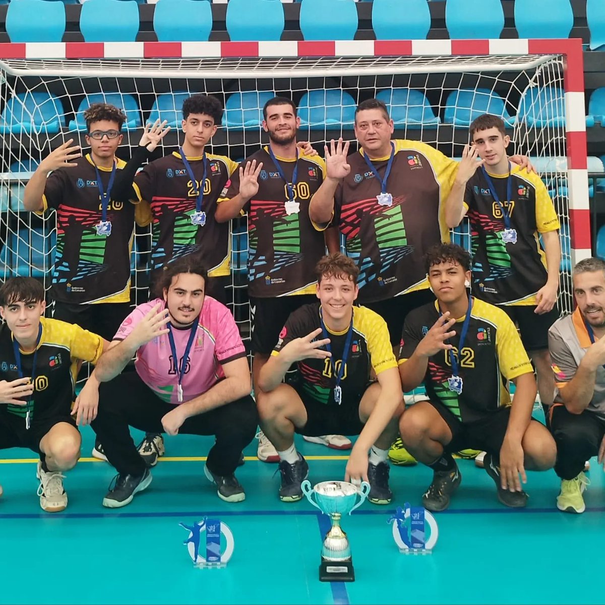 Pequeña historia basada en hechos reales:
clubbalonmanoarona.com/contracronica/