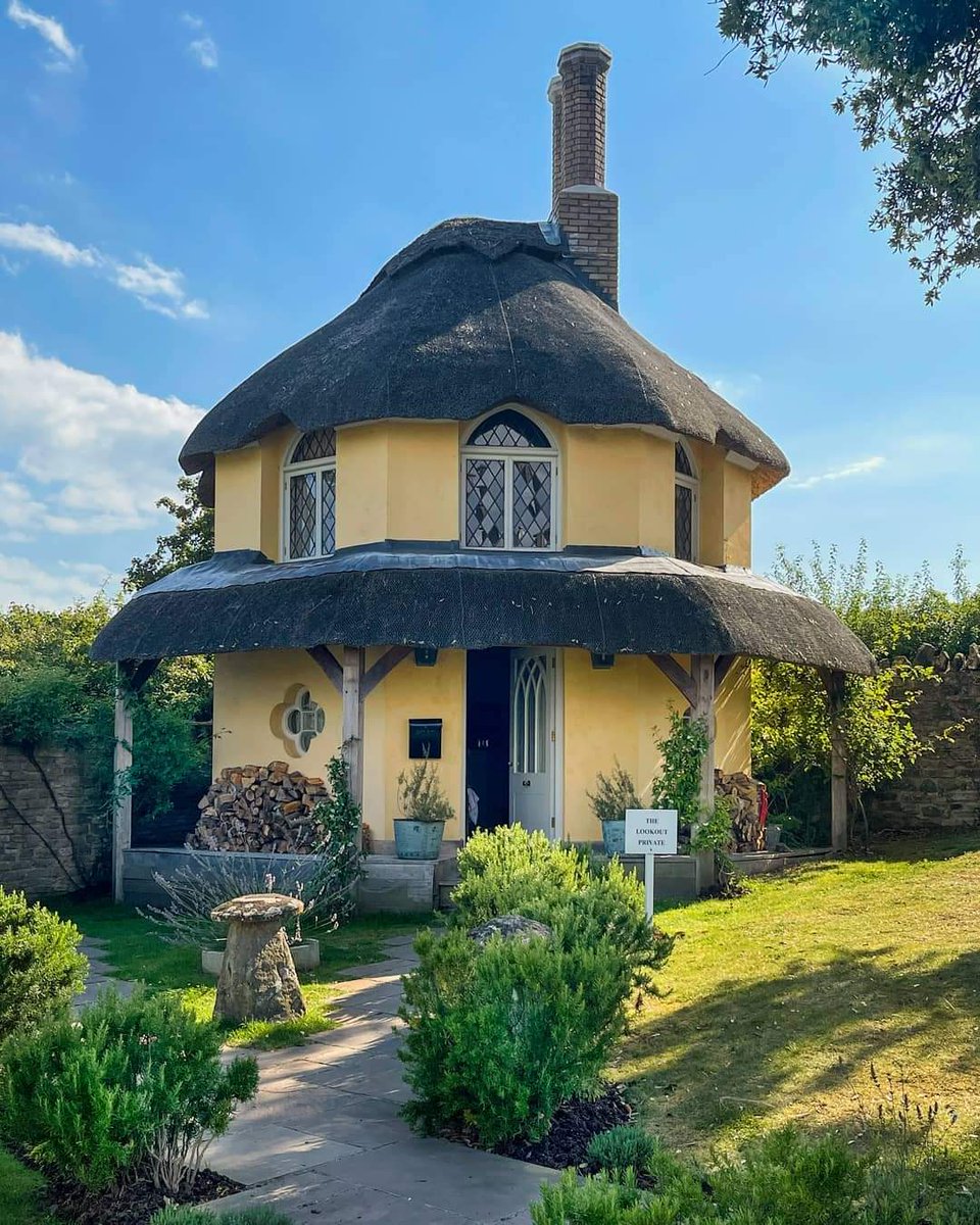 Octagonal thatched cottage in Studland, Dorset.🏴󠁧󠁢󠁥󠁮󠁧󠁿