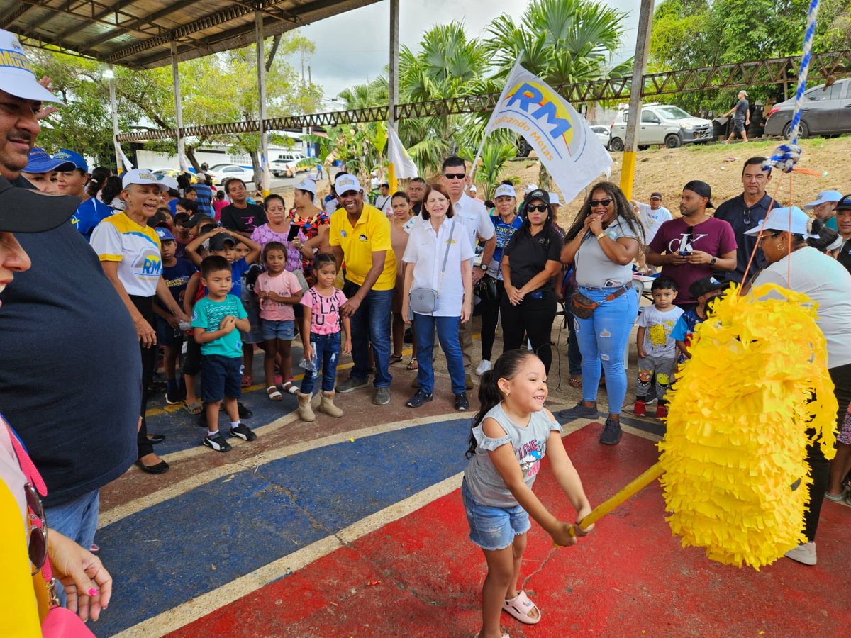 martamartinelli's tweet image. Compartiendo con los más pequeños en nuestra gira médica en Burunga, Arraijan. Servicio de ginecología, medicina general, oftalmología, lentes, psiquiatría, farmacia, laboratorios. Mucha gente buscando asistencia médica! Aquí también hay falta de agua como en muchos puntos de 🇵🇦