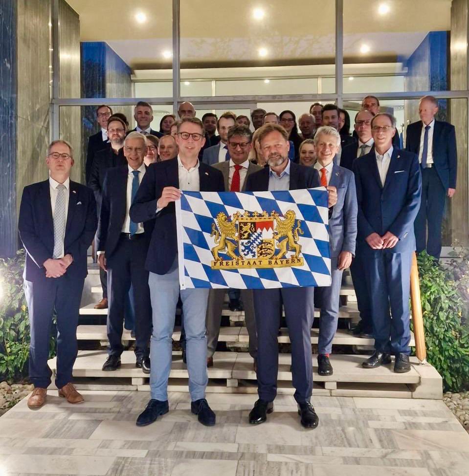 'Impressed by India's appetite for innovation and optimism' - Bavarian Minister of Science @MarkusBlume discovering India, together with 16 (!) University representatives, to deepen academic cooperation. Great pleasure to receive them - Bavaria is my home state! 🏔️