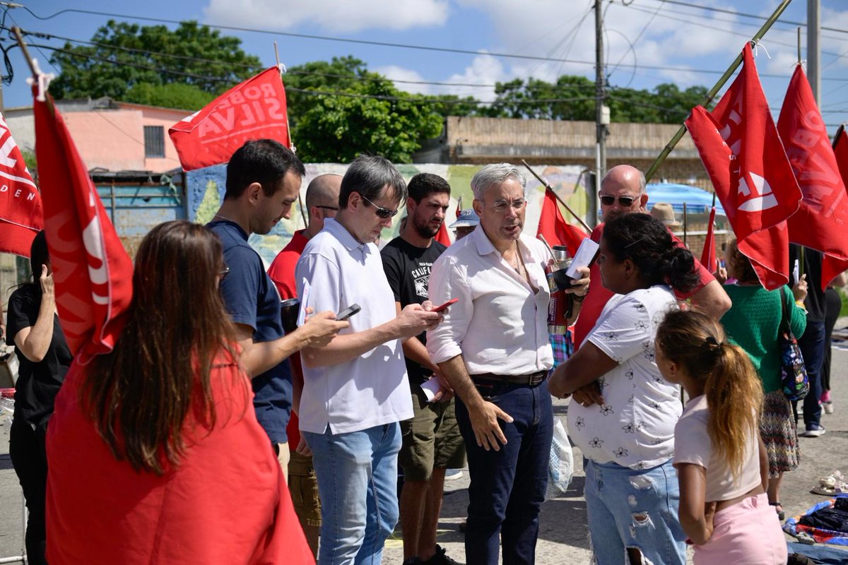RobertSilvaUy's tweet photo. Con feriantes y vecinos en la tradicional Feria de Larravide asumí el compromiso de trabajar por la reconstrucción del @PartidoColorado. En eso estamos en todo el país con equipos que combinan experiencia y renovación. 
Juntos #ElCorajeDeHacer https://t.co/13g9X7VxRS