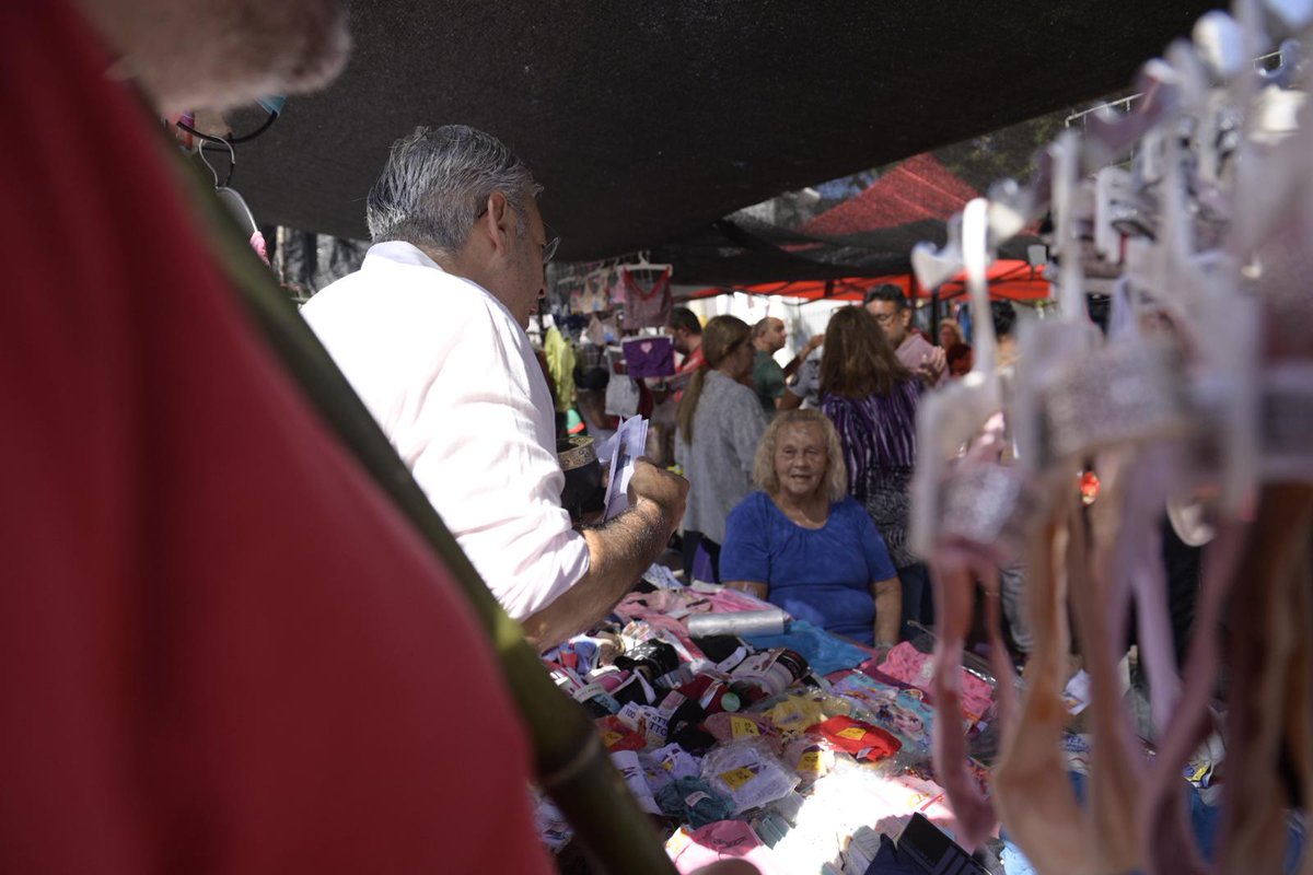 Con feriantes y vecinos en la tradicional Feria de Larravide asumí el compromiso de trabajar por la reconstrucción del <a href="/PartidoColorado/">Partido Colorado</a>. En eso estamos en todo el país con equipos que combinan experiencia y renovación. 
Juntos #ElCorajeDeHacer