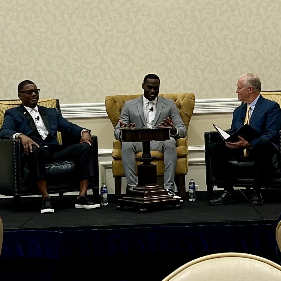 Great to spend time with ⁦@coachdmc⁩ and ⁦@JeremiyahLove⁩ of ⁦@NDFootball⁩ at today’s 93rd Rockne Memorial Breakfast, sponsored by ⁦@NDSJV⁩! Two terrific ⁦@NotreDame⁩ men with fascinating stories and insights.