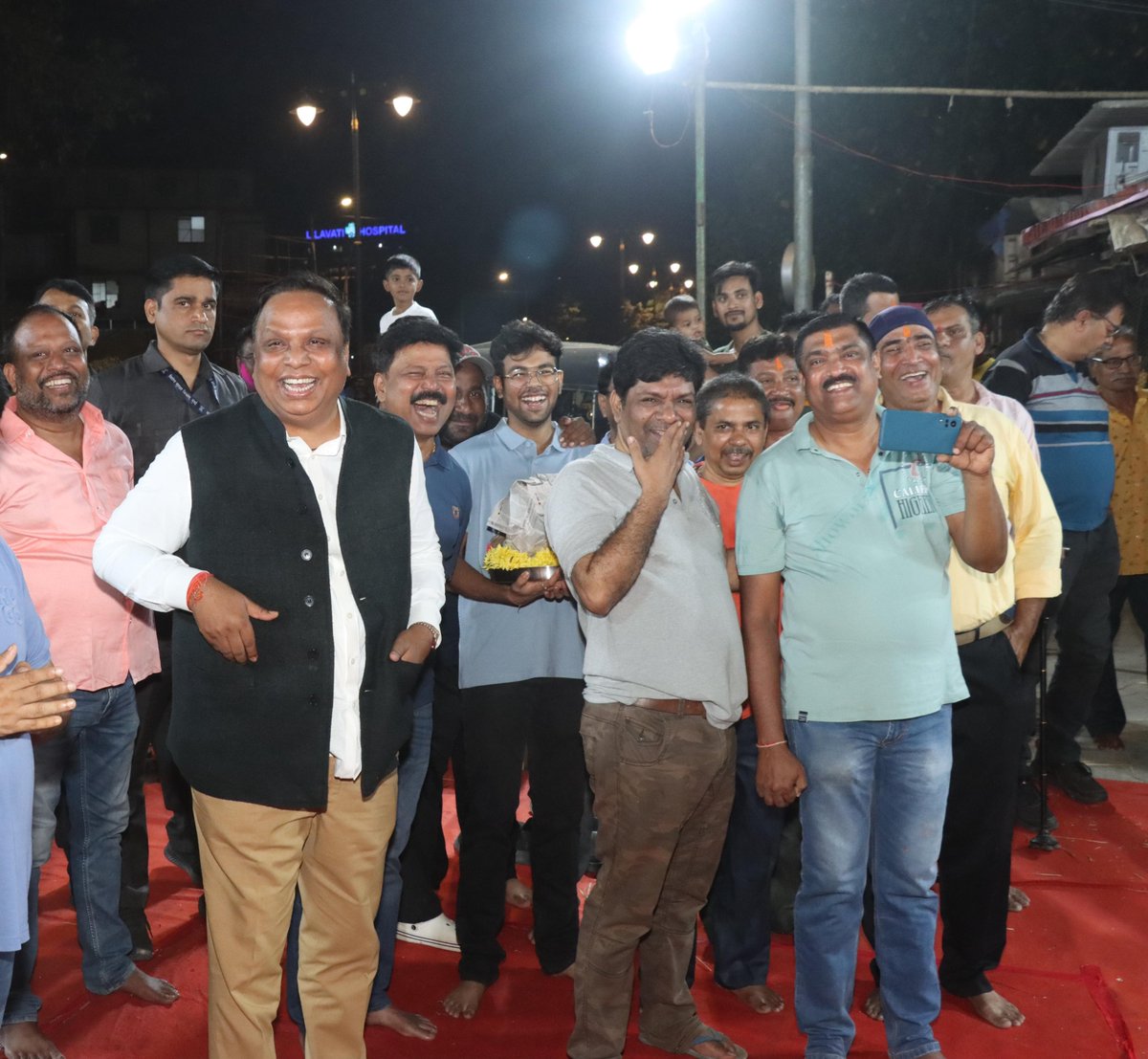 साईनाथ क्रीडा मंडळाच्या होळी उत्सवाला उपस्थित राहिलो. होलिका मातेचे दर्शन घेत सर्वांना होळी आणि धूलिवंदनाच्या शुभेच्छा दिल्या. यावेळी भाजपा मुंबईचे सचिव जितेंद्र राऊत, प्रशांत राऊत आणि कार्यकर्ते उपस्थित होते. <a href="/Jitendra_raut71/">Jitendra Raut</a>