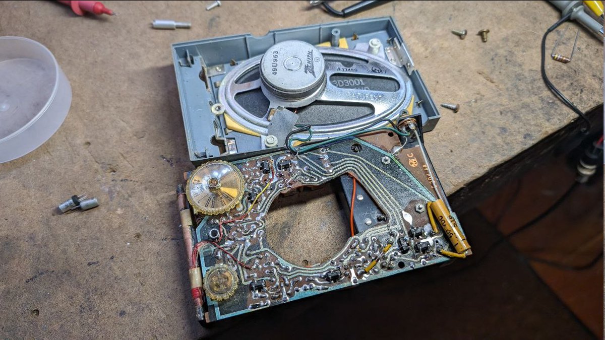 See how it magnet is offset!