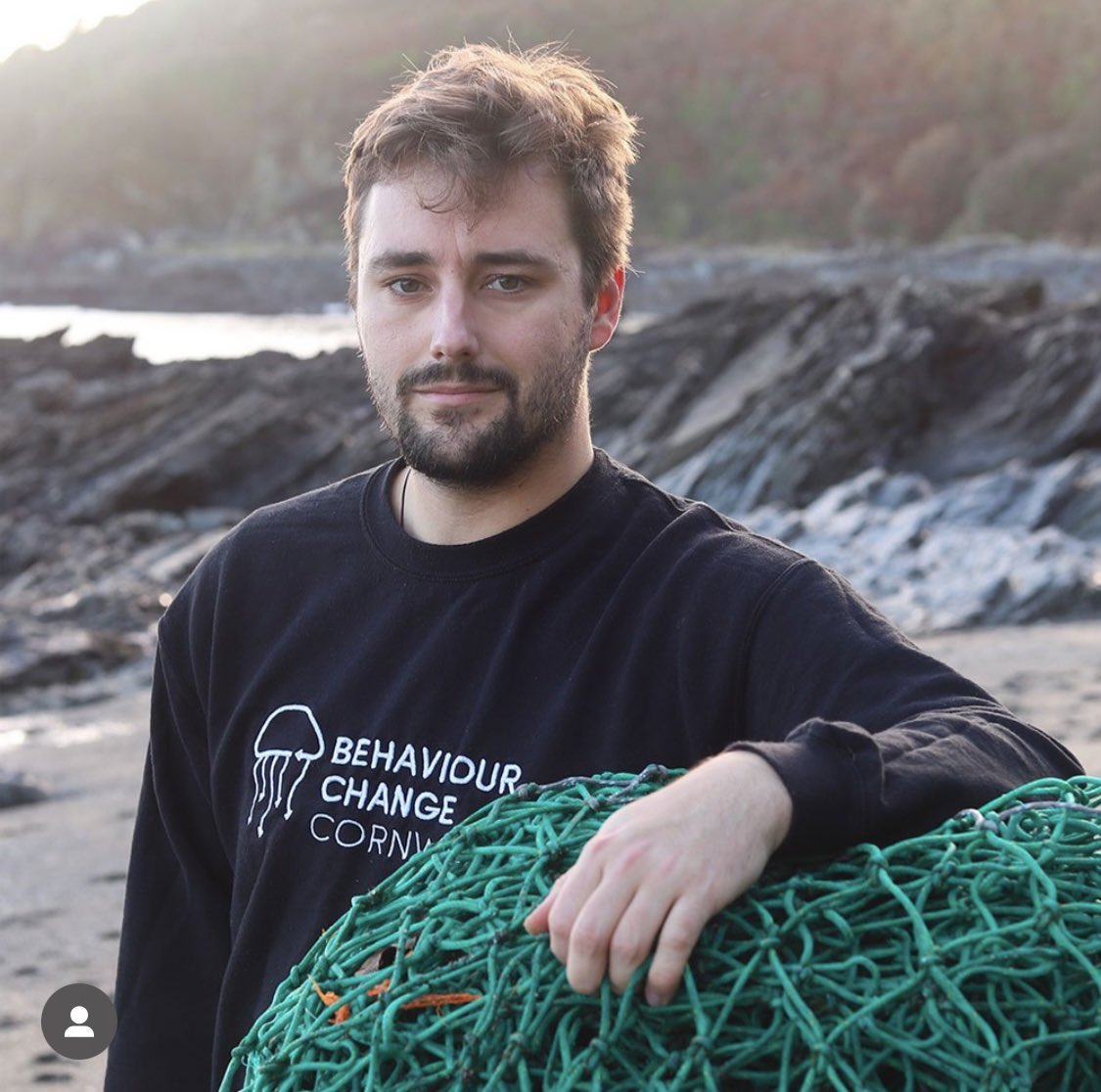 Hi @theopaphitis & #sbs, I’m Sam, the founder of Behaviour Change #Cornwall. We may be a #smallbusiness but we have a big mission!
🌊 
We recover & recycle lost #fishingnets & #oceanplastic from the UK’s coastline & transforms it into unique pieces of jewellery & homeware.