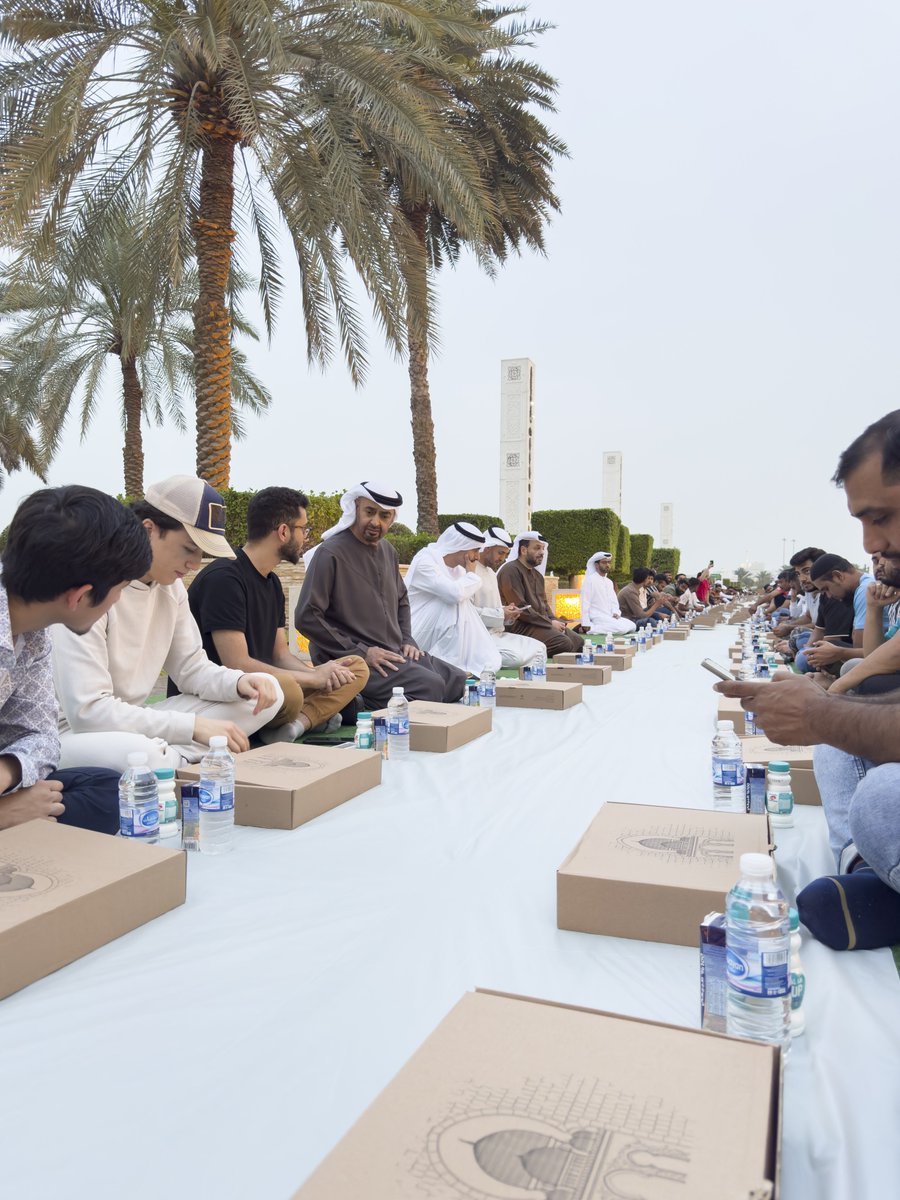 oloumnauae's tweet photo. بوخالد يشارك الصايمين اليوم فطورهم في مسيد الشيخ زايد 🤩🧡

 https://t.co/KyeoR2hyf8