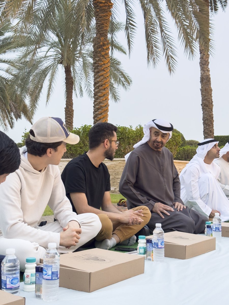 oloumnauae's tweet photo. بوخالد يشارك الصايمين اليوم فطورهم في مسيد الشيخ زايد 🤩🧡

 https://t.co/KyeoR2hyf8