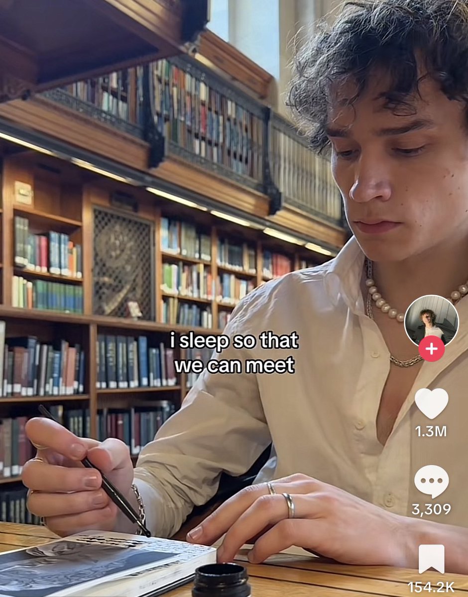 والله يالانقليزي لغة باردة، اجل هذا كلام معبر والمفروض اتأثر؟ الله يرحم ايام
" وإني لأهوى النوم في غير حينه
لعل لقاء في المنام يكون
تحدثني الأحلام اني اراكم
فيا ليت احلام المنام يقين "