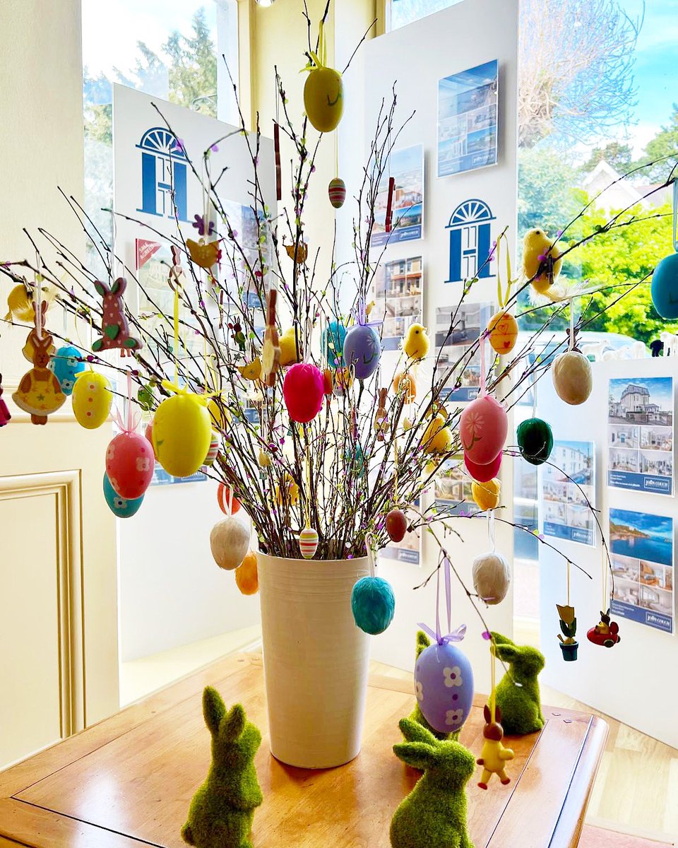 john_couch's tweet image. The office is decorated and we're looking forward to a busy week ahead of Easter next weekend! 🌼🐣🌈🐰Do you decorate your home at Easter time? We'd love to see a photo! 🤩

#easter #easterdecorations #estateagentsuk #torquay #estateagentsofinstagram