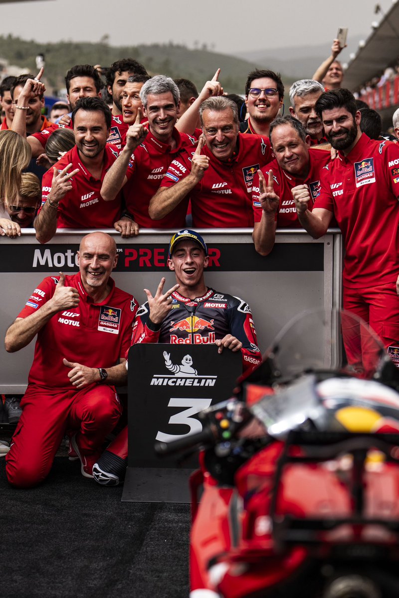 37_pedroacosta's tweet image. P3!!!!!🥉First @motogp podium 🕺🏻😎 Thanks a lot @tech3racing 🫶🏻

——

P3!!!!! 🥉 Primer podio en @motogp 🕺🏻😎 ¡Muchas gracias @tech3racing! 🫶🏻 #PortugueseGP