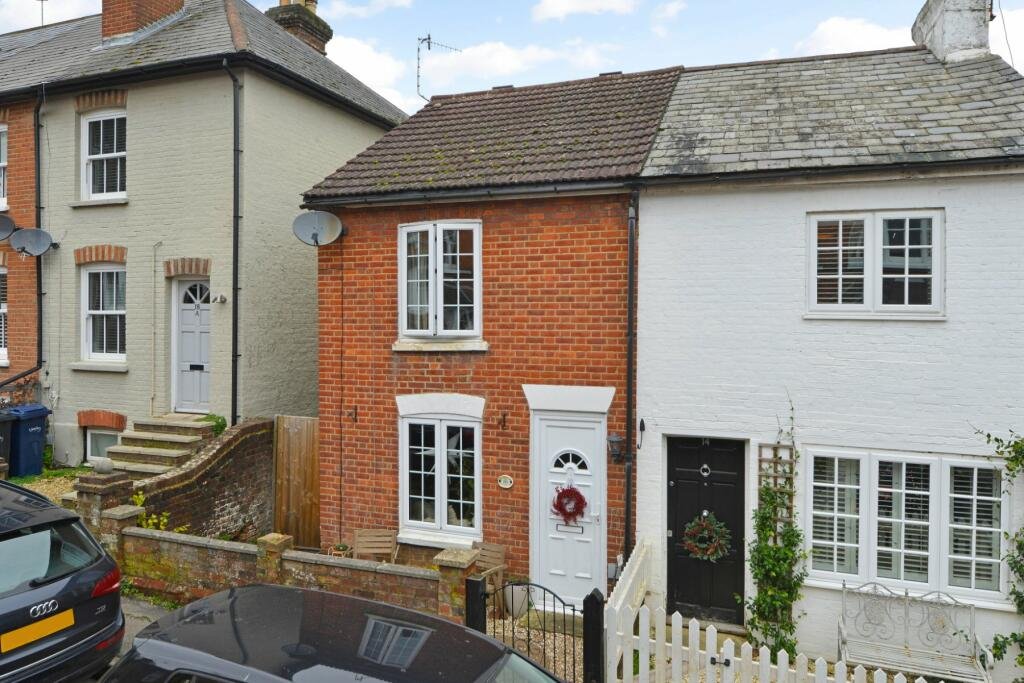 TypeForVictory's tweet photo. If you're wondering what £100k will buy you in Hunt's constituency, this is the cheapest three-bed in Godalming. 773sq ft.

Yours for £435k, which = a £43.5k deposit and a £2358pcm mortgage, requiring a minimum income of £98k. Cute, but hardly an "upper middle class" lifestyle. https://t.co/py7Q3692Xt