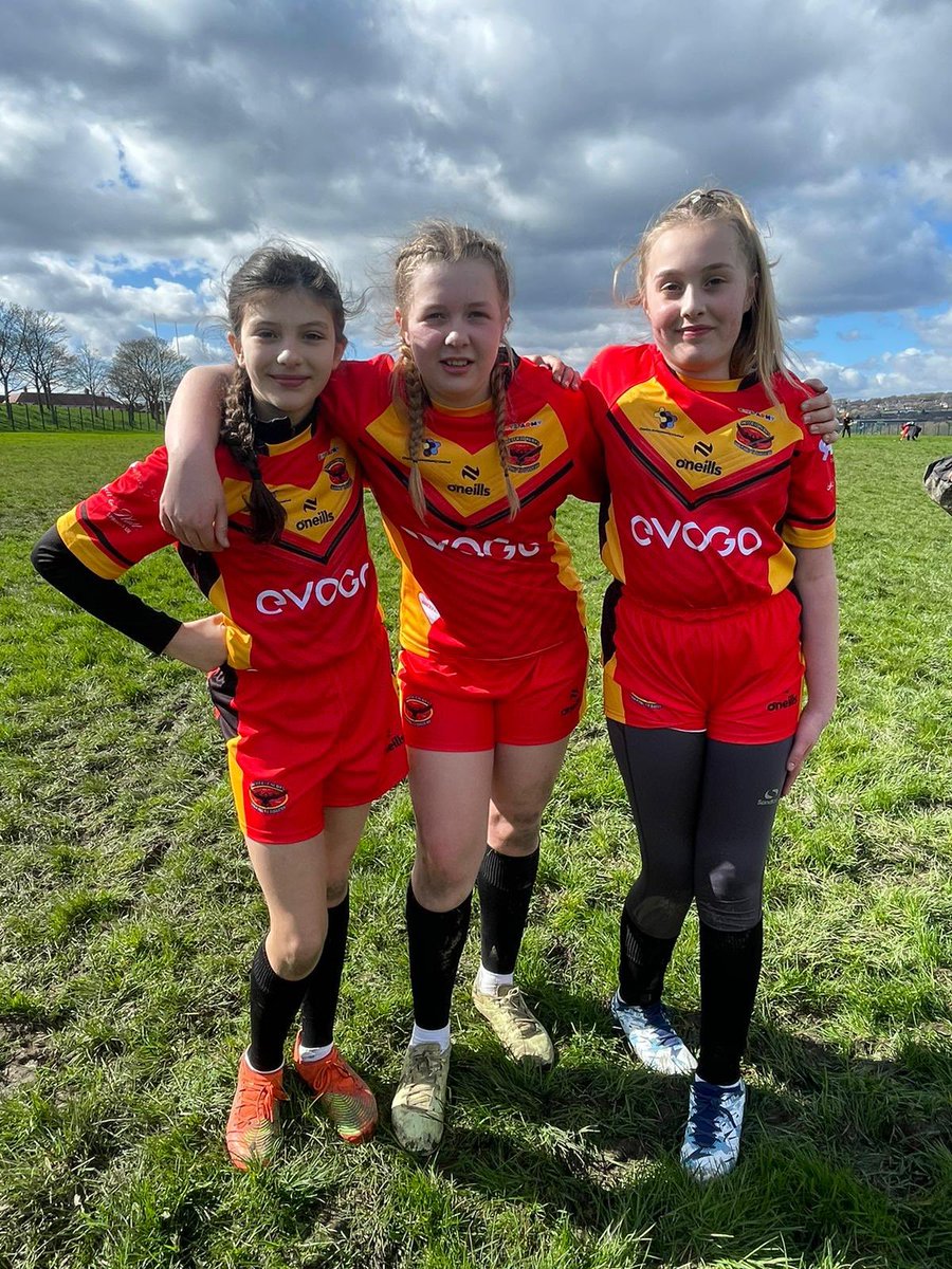 We’d like to welcome Yasmin, Alyssa and Eva from @Donnytollbar . All 3 girls make the journey to Sheffield each week thanks to their parents to ensure they can continue to play rugby 💪 This is what junior rugby league is all about working together to get them playing 🏉