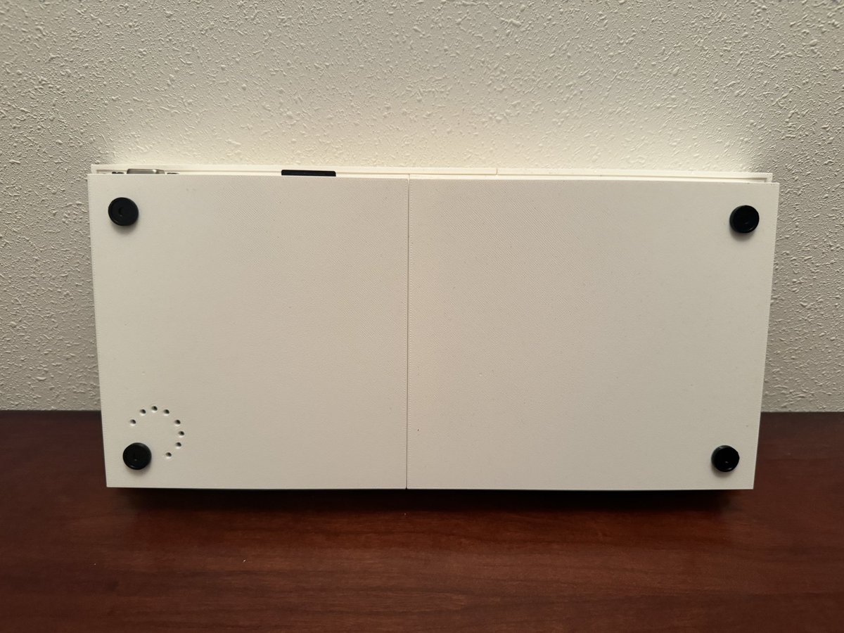 joselopez_ga's tweet image. Carcasa teclado diseñada para el emulador #ESPectrum - actualización 2: Debido a la dificultad actual de conseguir un teclado Primux K100 en color negro le he dado soporte a un nuevo teclado, en concreto el K-1000, con el diseño de varias piezas nuevas…
thingiverse.com/thing:6495452