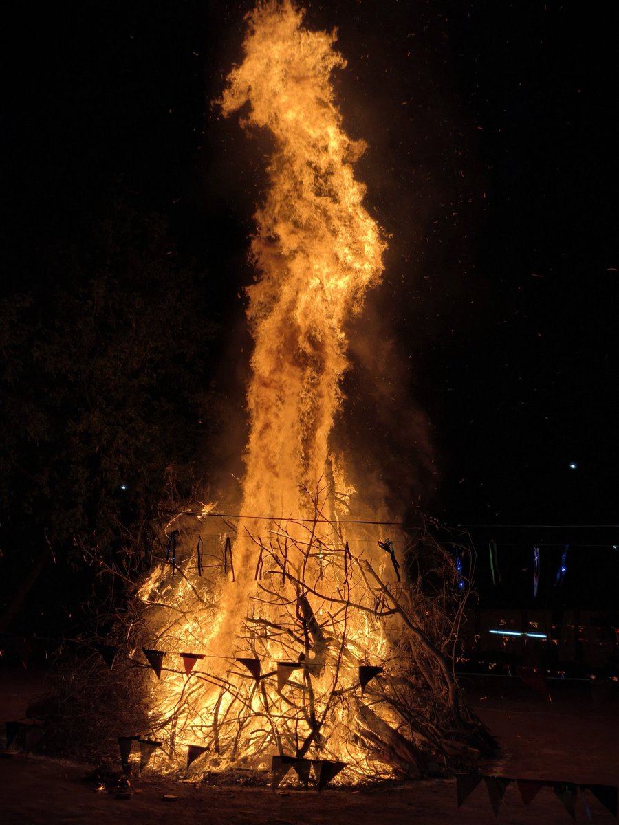 #SPMBA <a href="/IPSAparnaGupta/">Aparna Gupta</a> द्वारा रिजर्व पुलिस लाइन, महोबा में होली पर्व के अवसर पर जनपदीय पुलिस अधिकारी/कर्मचारियों एवं उनके परिवारीजनों की उपस्थिति में परम्परागत, रीति-रिवाज एवं विधि-विधान के साथ पूजन करने के पश्चात होलिका दहन किया गया एवं सभी को होली की शुभकामनायें दी गयी।