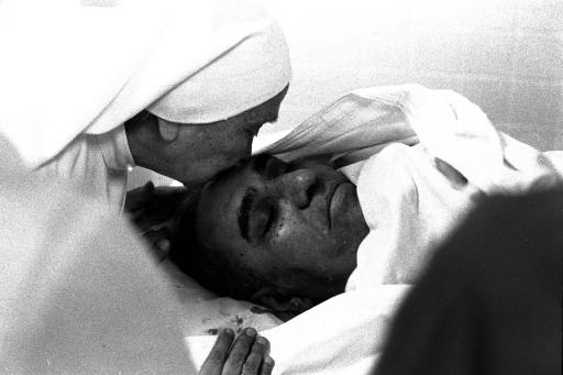 Rafael_Narbona's tweet photo. ÓSCAR ROMERO: "QUE MI SANGRE SEA SEMILLA DE LIBERTAD"

Óscar Romero fue asesinado el 24 de marzo de 1980 mientras celebraba la eucaristía. El día anterior se había dirigido a las Fuerzas Armadas desde el púlpito: “Hermanos, son de nuestro mismo pueblo. Matan a sus mismos hermanos campesinos. Y, ante una orden de matar que dé un hombre, debe prevalecer la ley de Dios, que dice: ‘No matar’. Ningún soldado está obligado a obedecer una orden contra la Ley de Dios. Una ley inmoral, nadie tiene que cumplirla. (…) En nombre de Dios y en nombre de este sufrido pueblo, cuyos lamentos suben hasta el cielo cada día más tumultuosos, les suplico, les ruego, les ordeno en nombre de Dios: ¡cese la represión!”. Estas palabras fueron su sentencia de muerte.

Óscar Romero trasciende la simple adhesión al dogma cristiano. Su trabajo pastoral es un ejemplo de compromiso con los pobres y con la transformación de la sociedad, de acuerdo con una visión humanista, compasiva y solidaria. La bala de fragmentación que acabó con su vida procedía de un escuadrón de la muerte del Ejército salvadoreño. El capitán Álvaro Saravia se encargó de planificar el crimen, obedeciendo instrucciones del ex mayor Roberto d’Aubuisson, que se había convertido en el brazo ejecutor de una oligarquía sin otra preocupación que conservar sus privilegios. Odiado por otros obispos de la archidiócesis, que enviaron a Roma una carta donde lo acusaban de incitar a la lucha de clases y a la revolución marxista-leninista, Óscar Romero no era partidario de la violencia, pero entendía que la paz no sería posible hasta que se mitigaran las escandalosas desigualdades sociales.

Óscar Romero pertenece al mismo linaje espiritual que Martin Luther King y Dietrich Bonhoeffer, todos presentes en la galería de mártires del siglo XX esculpida en la Abadía de Westminster. Pese a tanto dolor e injusticia, el legado de Óscar Romero pervive.  “Un cristiano que se solidariza con la parte opresora -afirmó, condenando la explotación y miseria que sufría el pueblo salvadoreño- no es un verdadero cristiano”.

Si quieres leer el artículo completo, pincha el enlace

https://t.co/meK5SIJ9GA