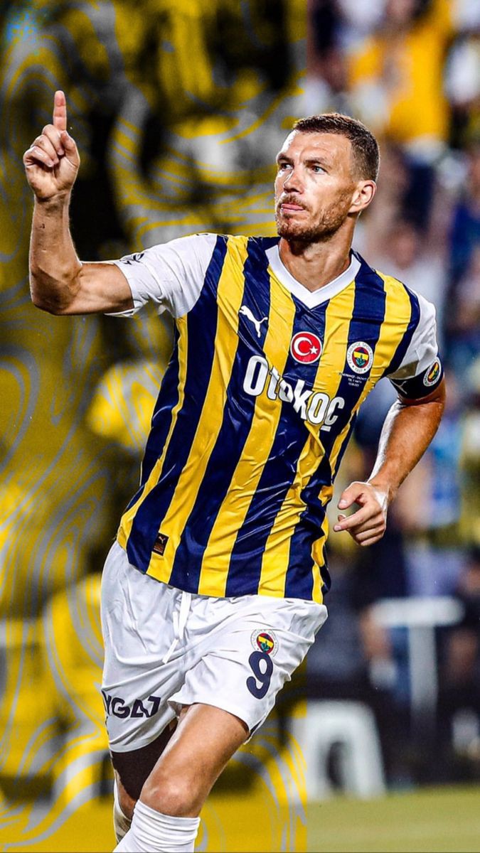 fbaranyedek's tweet photo. 10 yıl önce fenerbahçe'ye gelecek / 10 yıl gençleşecek.
hangisini seçerdin? https://t.co/fm09jhaZn2