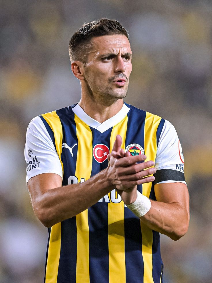 fbaranyedek's tweet photo. 10 yıl önce fenerbahçe'ye gelecek / 10 yıl gençleşecek.
hangisini seçerdin? https://t.co/fm09jhaZn2