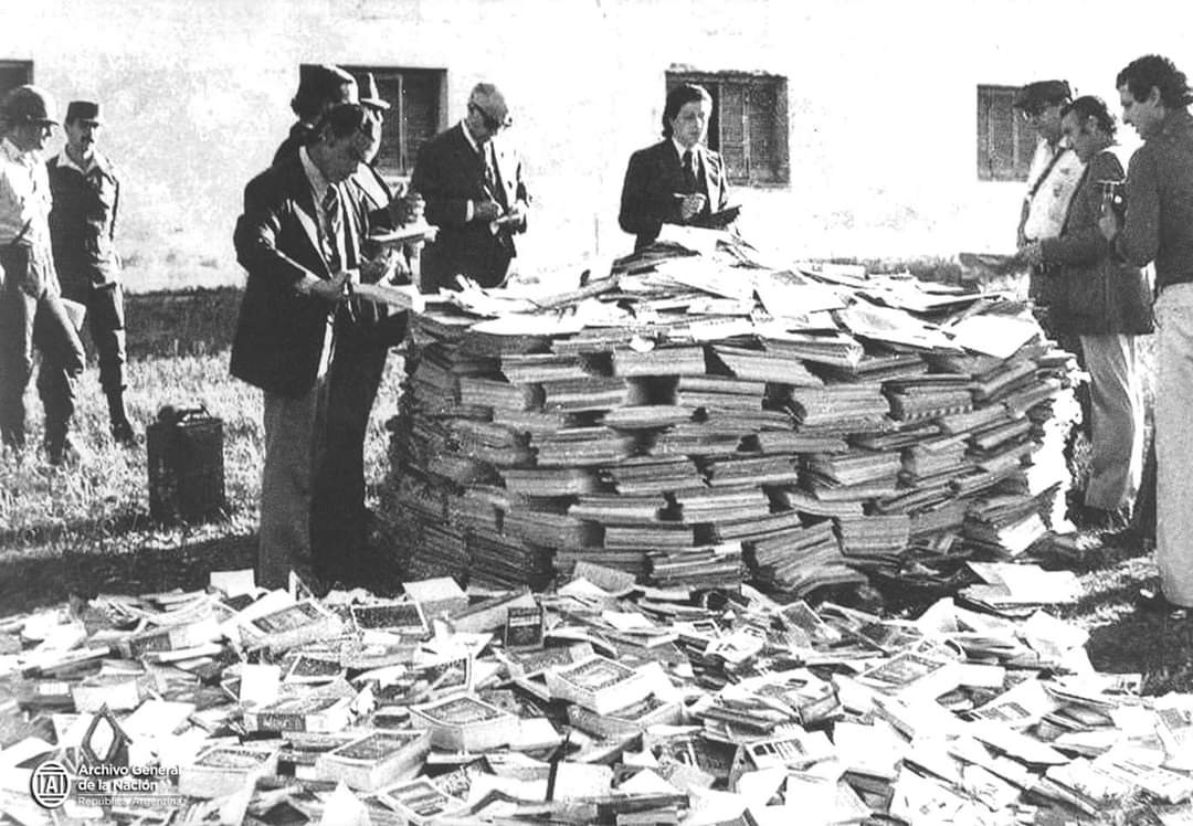 El 24 de Marzo de 1976 los militares entraron  la Universidad Nacional de Luján. Lo primero que hizo el Coronel Marícola fue interrogar al Rector, Emilio Mignone. ¿Dónde están las armas?, preguntó. Mignone le dijo "en la biblioteca", pero el militar no entendió la ironía. (...)