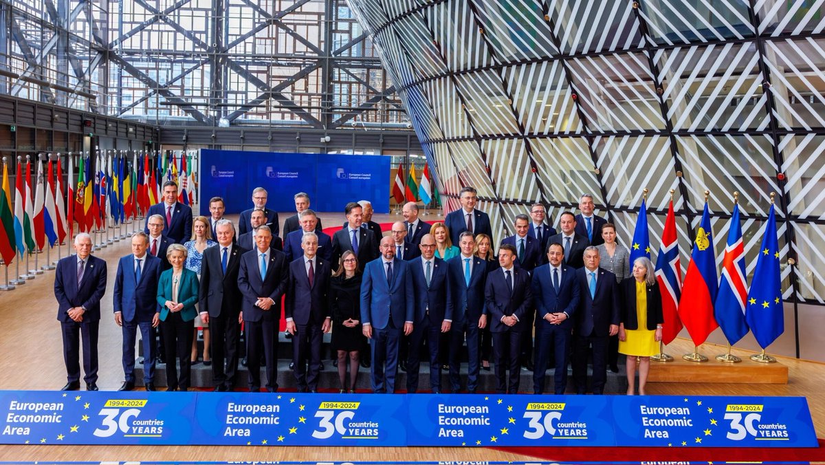 iuvinale_n's tweet photo. I #tecnocrati falliti #europei ci stanno spingendo sempre più verso una guerra mondiale.
Si, sono tutti "personaggi in cerca d'autore".
Mediocri, vanesi, dannosi, senza visione storica, politica e geopolitica cercano solo di apparire sul palcoscenico della storia in modo nefasto. https://t.co/EQgvymZwAX
