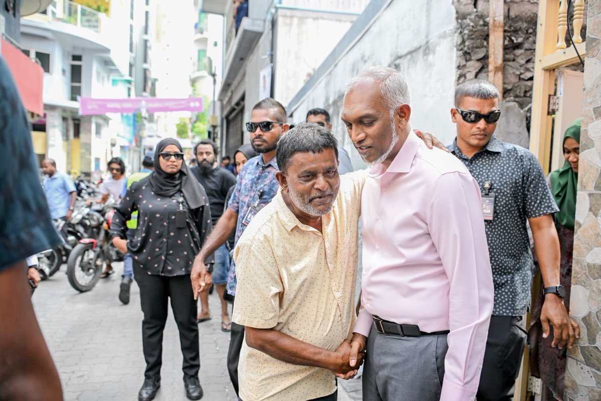 withDrMuizzu's tweet photo. Raees Dr @MMuizzu baiverive vadaigannava Majlis2024 MahchanGolhi Uthuru dhaairaage PPM PNC Candidate @ibrahimjanab ah thaaeedh hoadhumah D2D Campaign kuriyah
@Arttey
#Majilis2024
#MuizzuDhuveli
#Ibbe2024
#MachangolhiUthuru
#T07
#DhiveheengeRaajje https://t.co/bZbu15HKq0