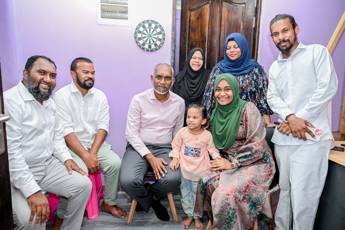 withDrMuizzu's tweet photo. Raees Dr @MMuizzu baiverive vadaigannava Majlis2024 MahchanGolhi Uthuru dhaairaage PPM PNC Candidate @ibrahimjanab ah thaaeedh hoadhumah D2D Campaign kuriyah
@Arttey
#Majilis2024
#MuizzuDhuveli
#Ibbe2024
#MachangolhiUthuru
#T07
#DhiveheengeRaajje https://t.co/bZbu15HKq0