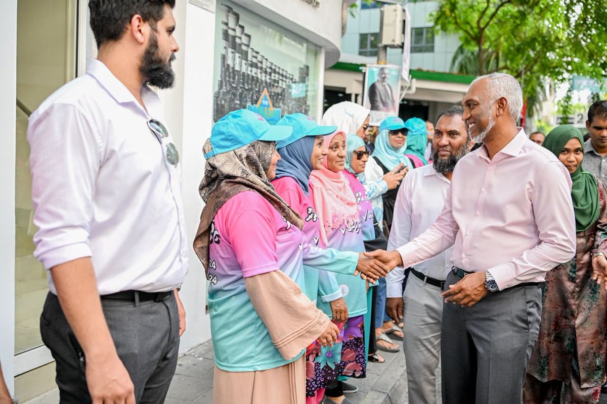 withDrMuizzu's tweet photo. Raees Dr @MMuizzu baiverive vadaigannava Majlis2024 MahchanGolhi Uthuru dhaairaage PPM PNC Candidate @ibrahimjanab ah thaaeedh hoadhumah D2D Campaign kuriyah
@Arttey
#Majilis2024
#MuizzuDhuveli
#Ibbe2024
#MachangolhiUthuru
#T07
#DhiveheengeRaajje https://t.co/bZbu15HKq0