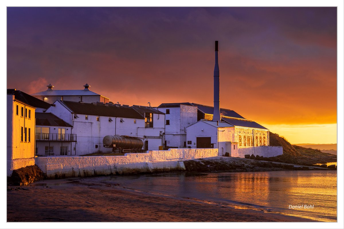DanielBohlMV's tweet photo. Sonnenuntergang an der #Bowmore Destillery - #Islay, #Schottland -
03. März 2024
#Whisky #Landschaftsfotografie #bowmoredistillery #visitscotland #sunset #Architekturfotografie #scotland #destillery #greatbritain #Sonnenuntergang #peat #Schottlandreise #scotchwhisky #peatedwhisky https://t.co/iBbcMwVG7e