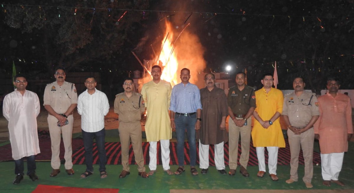 saharanpurpol's tweet photo. #SaharanpurPolice

➡️#SSP_SRR द्वारा रिजर्व पुलिस लाइन, सहारनपुर में होली के अवसर पर सपरिवार पुलिस अधिकारी/कर्मचारियों एवं उनके परिवारीजनों की उपस्थिति में परम्परागत, रीति-रिवाज एवं विधि-विधान के साथ पूजन करने के पश्चात #होलिका_दहन किया गया एवं सभी को होली की शुभकामनायें दी गयी। https://t.co/qaOnu6x2sw