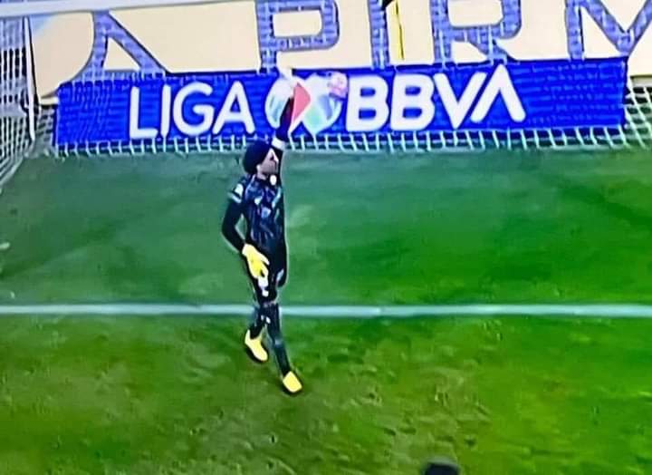 quiro_gtx's tweet photo. @Ligue1_ESP En su clásica pose pidiendo fuera de juego, que maravilla 😍 https://t.co/pCZExuYmXy