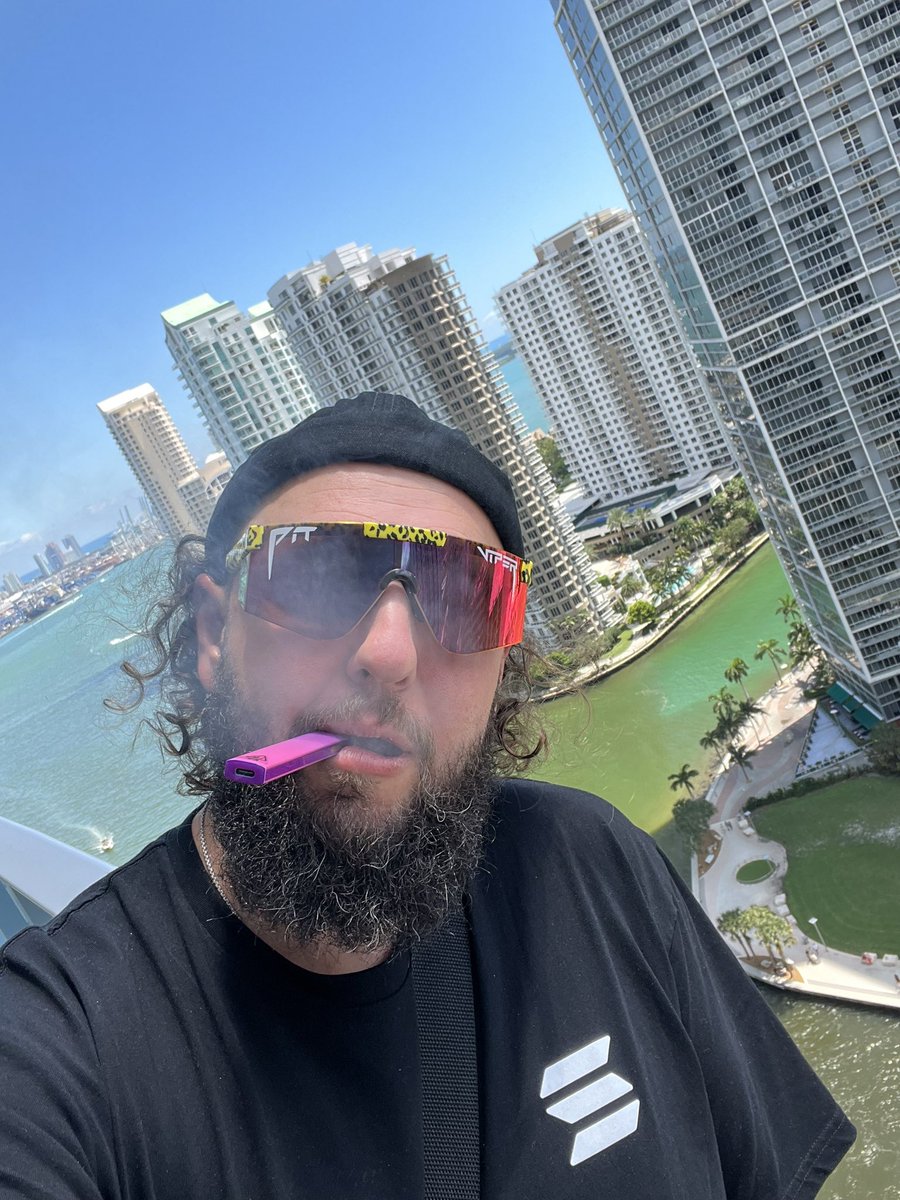 UNCLE 🏴‍☠️ EDDIE 🫵😹 tweet media