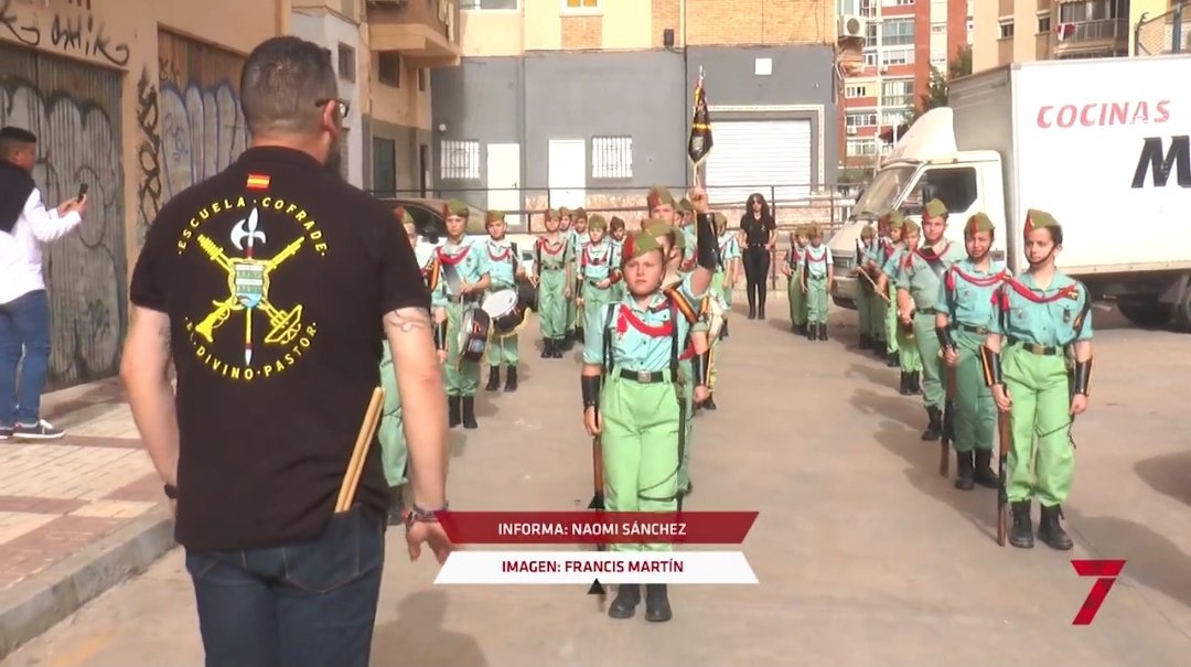 Niños desfilando con el uniforme de la Legión y cofradías con insignias de Franco. Málaga, 2024.